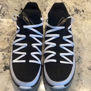 Lebron XVII LOW ONLY WORN ONCE.